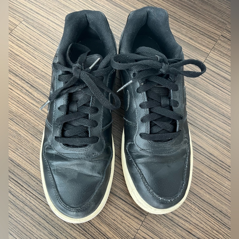 nikes all black sneaker